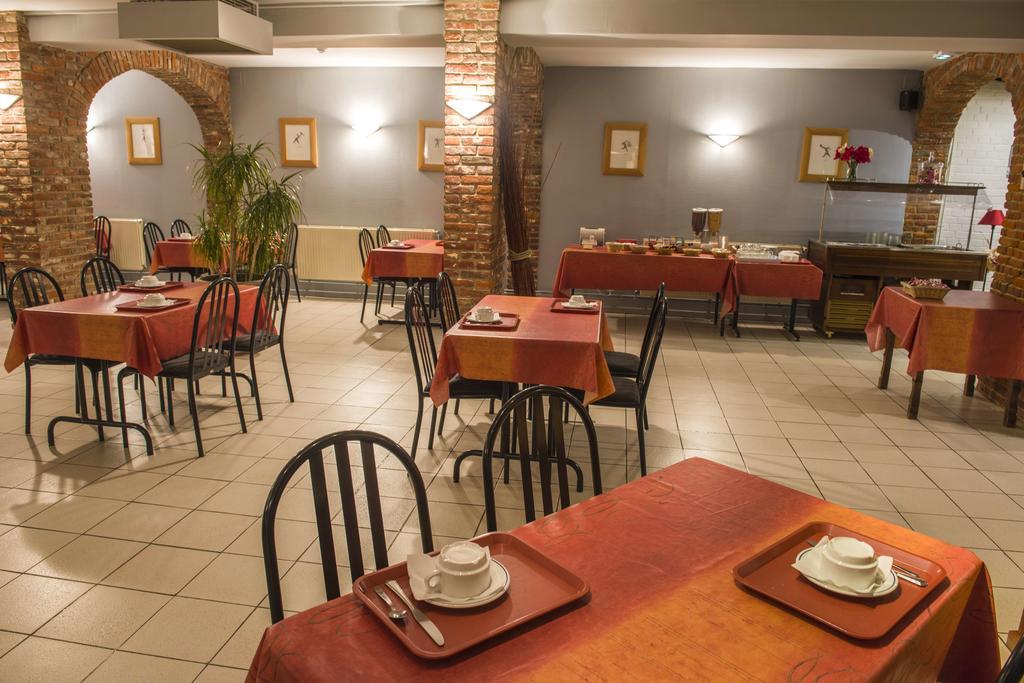 Logis Hotel - Les Paturelles Avesnelles Buitenkant foto