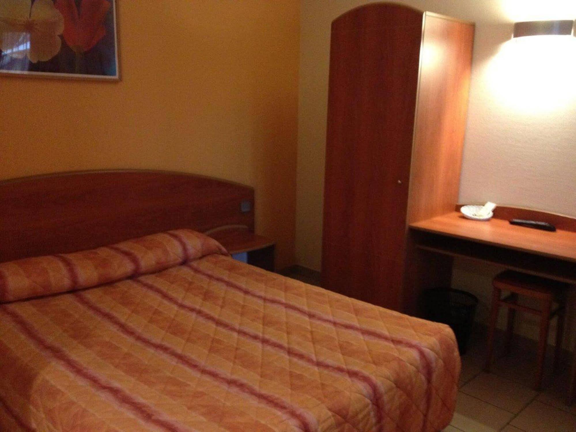 Logis Hotel - Les Paturelles Avesnelles Buitenkant foto