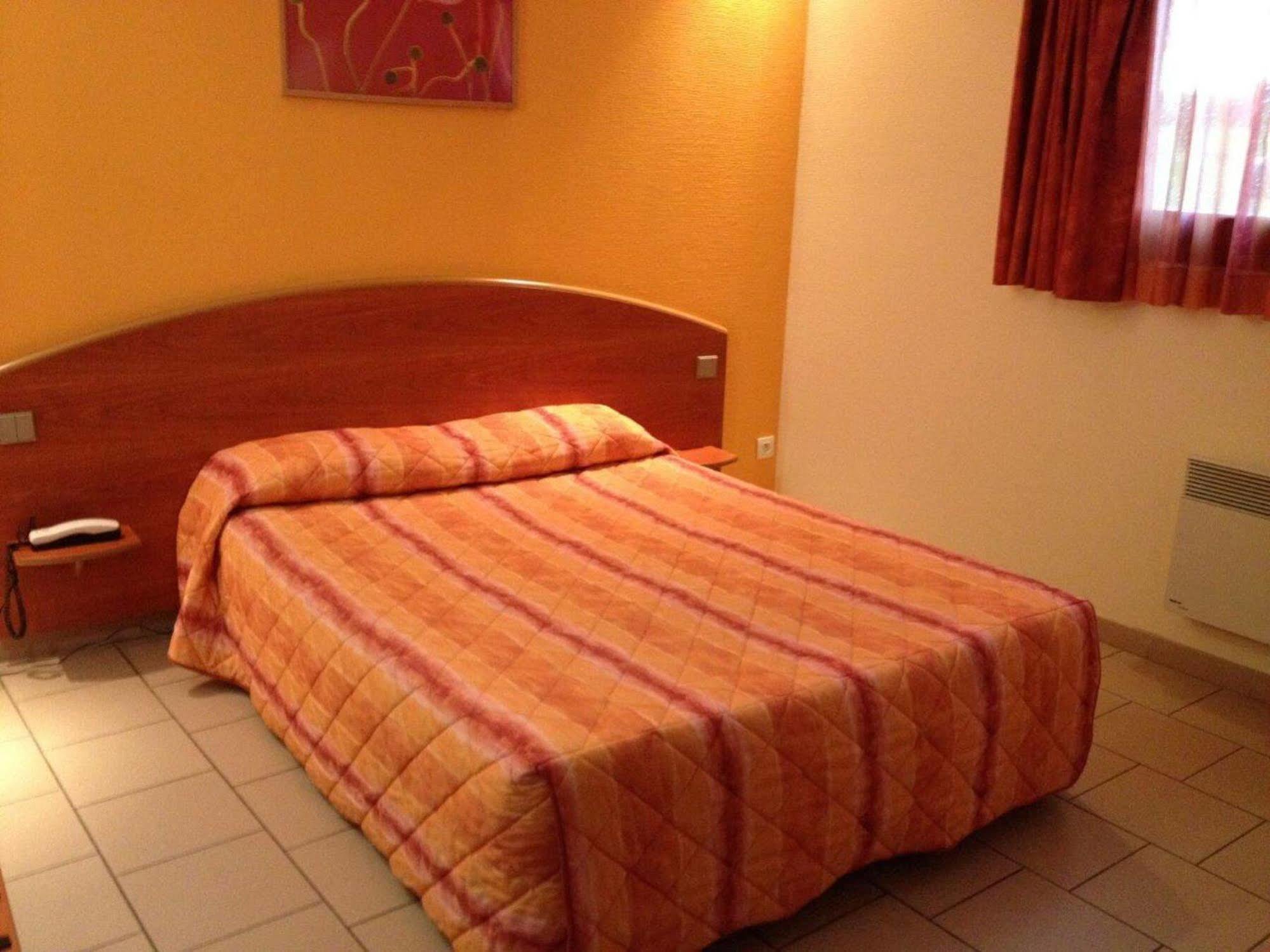 Logis Hotel - Les Paturelles Avesnelles Buitenkant foto